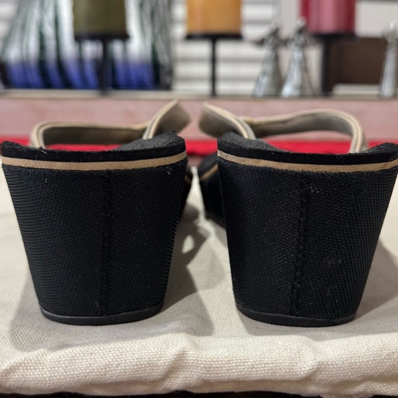 OluKai Pi'o Lua Wedge Thong Flip Flops. Gold/Black. Size 7 - Picture 6 of 6